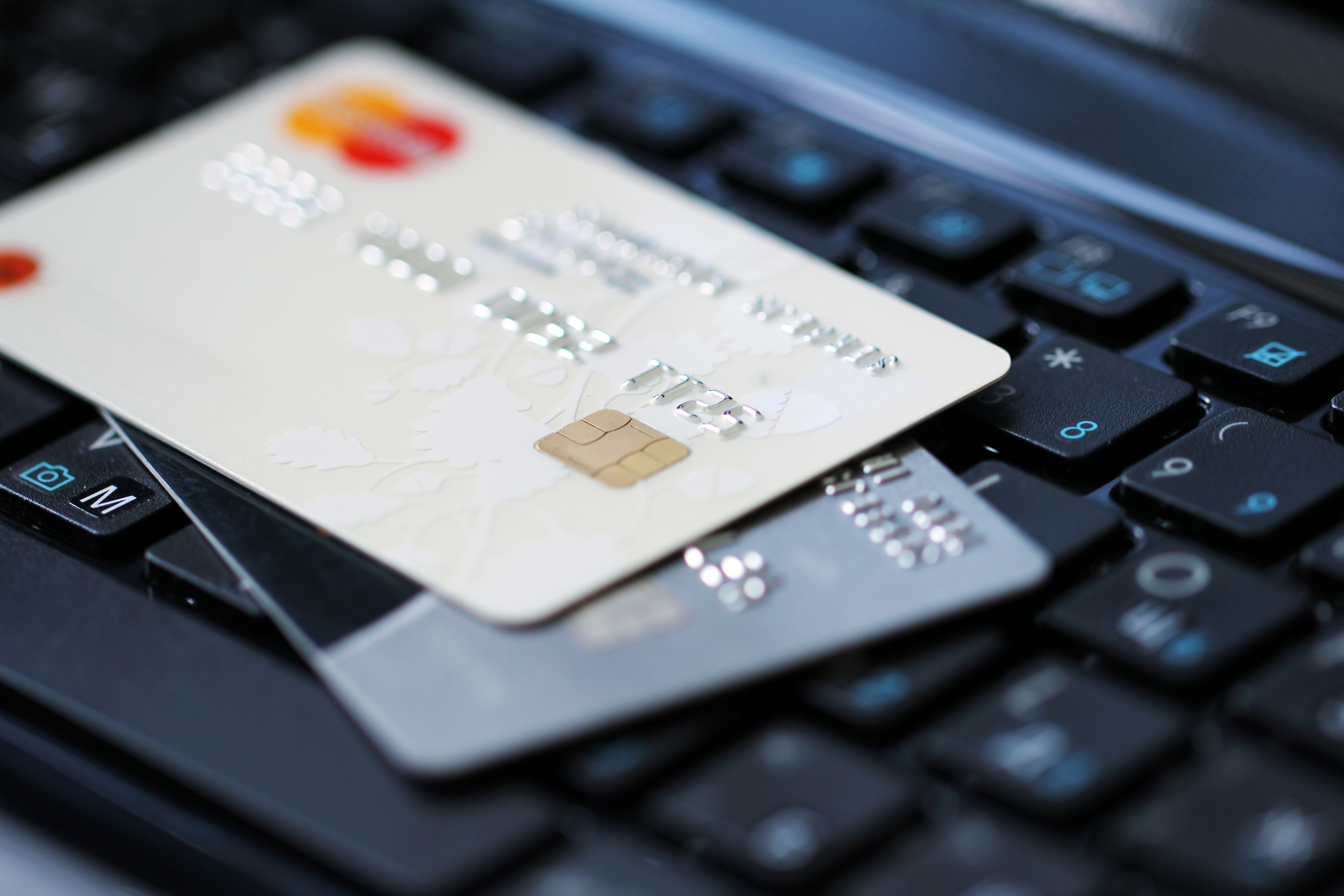 Sposoby płatności i rozliczeń karty płatnicze na klawiaturze